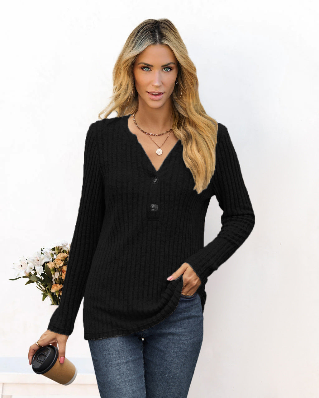 Pull à gros mailles pour dames avec décolleté en V et détails de boutons Chic und Stil