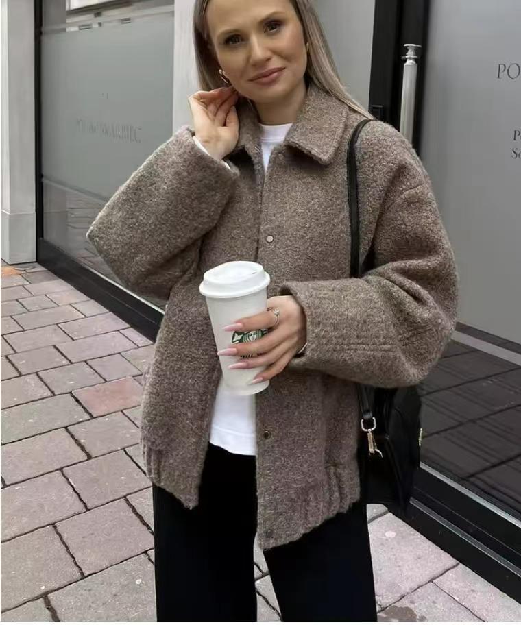 Women's comfortable oversized jacket in high-quality teddy material. Chic and stylish.