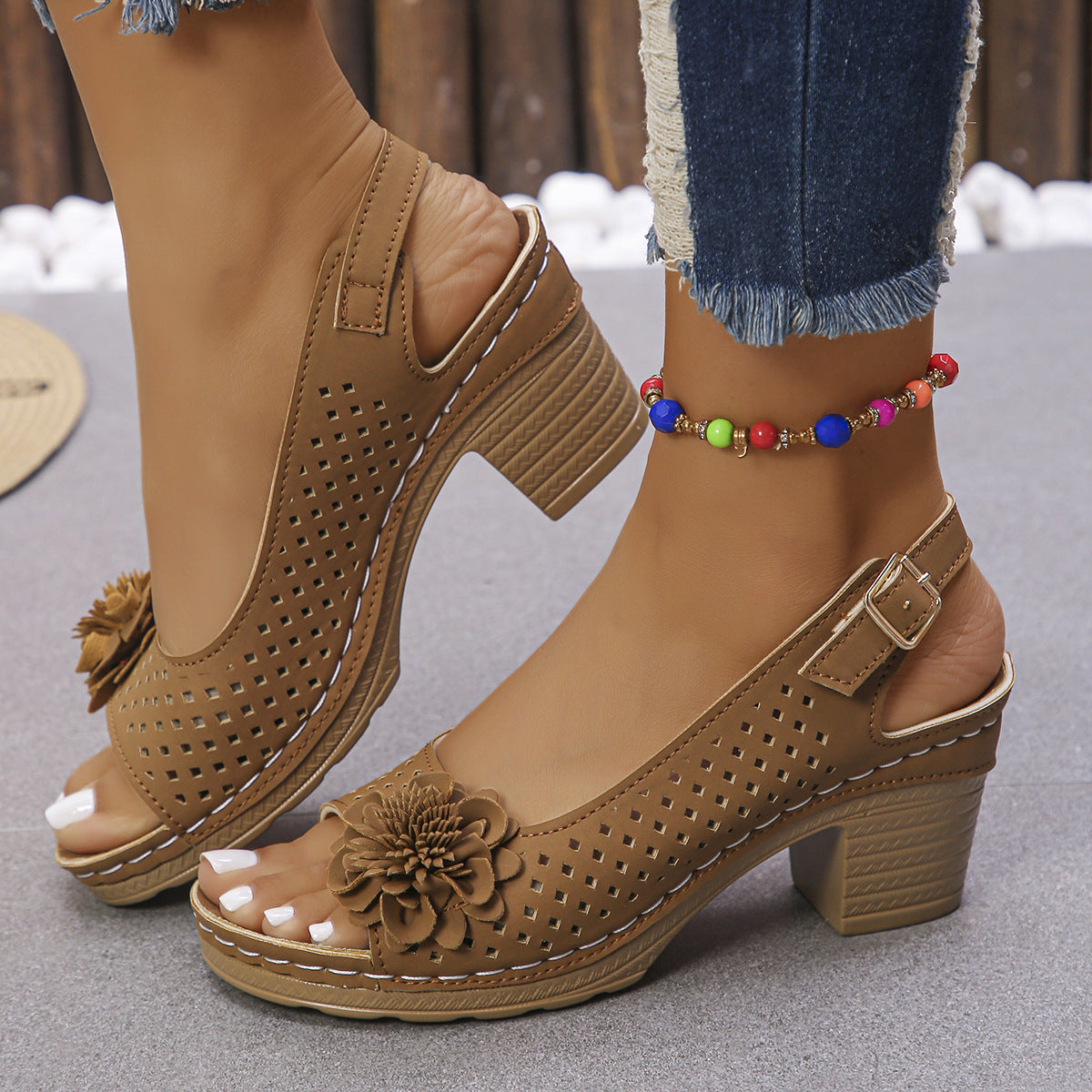 Sandales confort femmes avec inserts respirants et délicate application de fleurs Chic und Stil