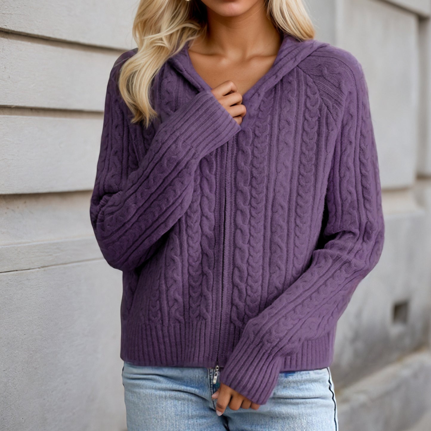 Cardigan pour femmes avec capuche et structure en maille torsadée détaillée Chic und Stil