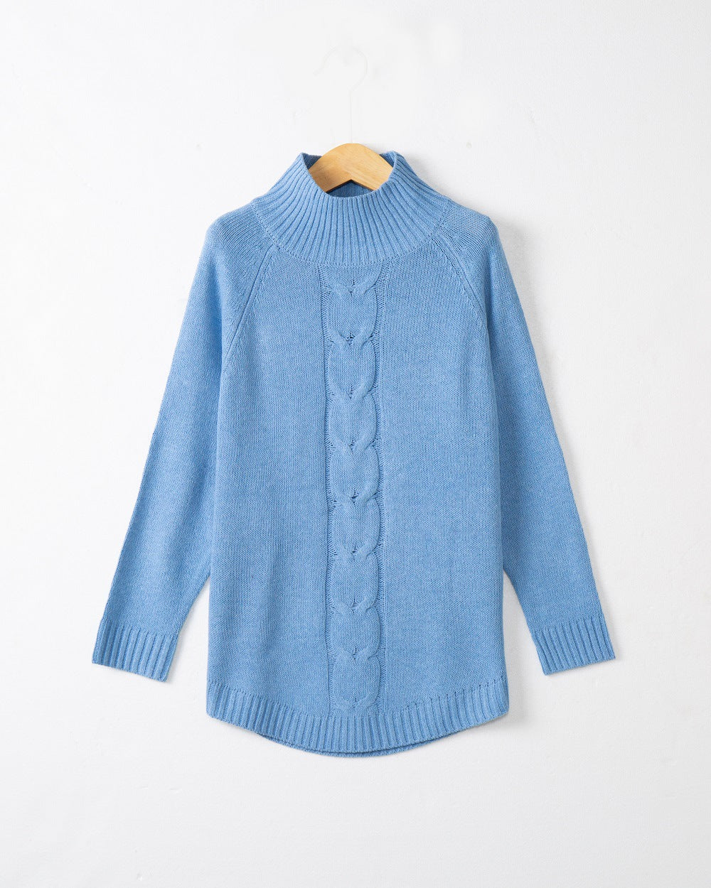 Pull en grosse maille pour femmes avec un col montant et des motifs en torsades Chic und Stil