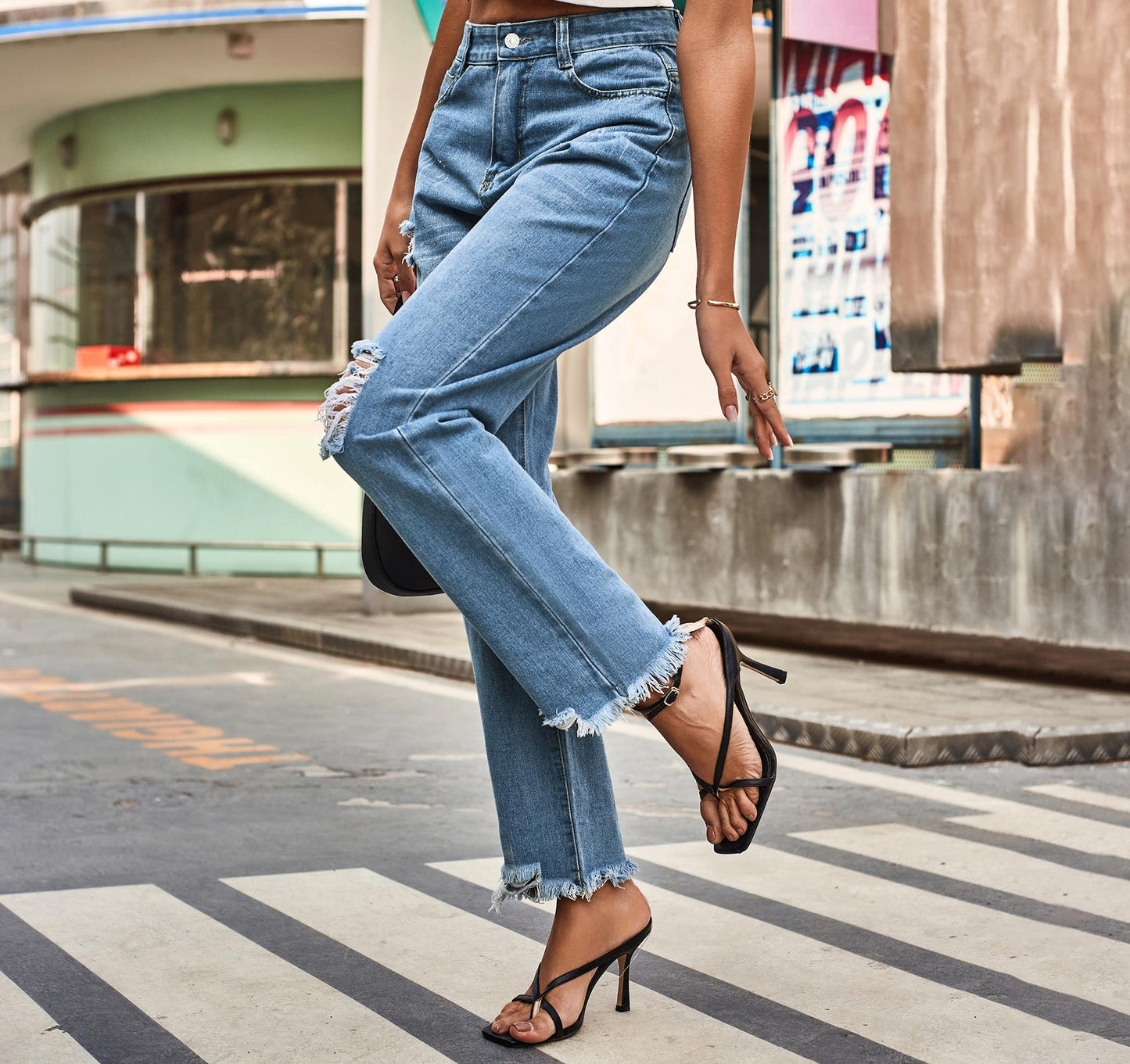 Jeans détruits pour femmes dans une coupe boyfriend moderne avec des détails effilochés Chic und Stil
