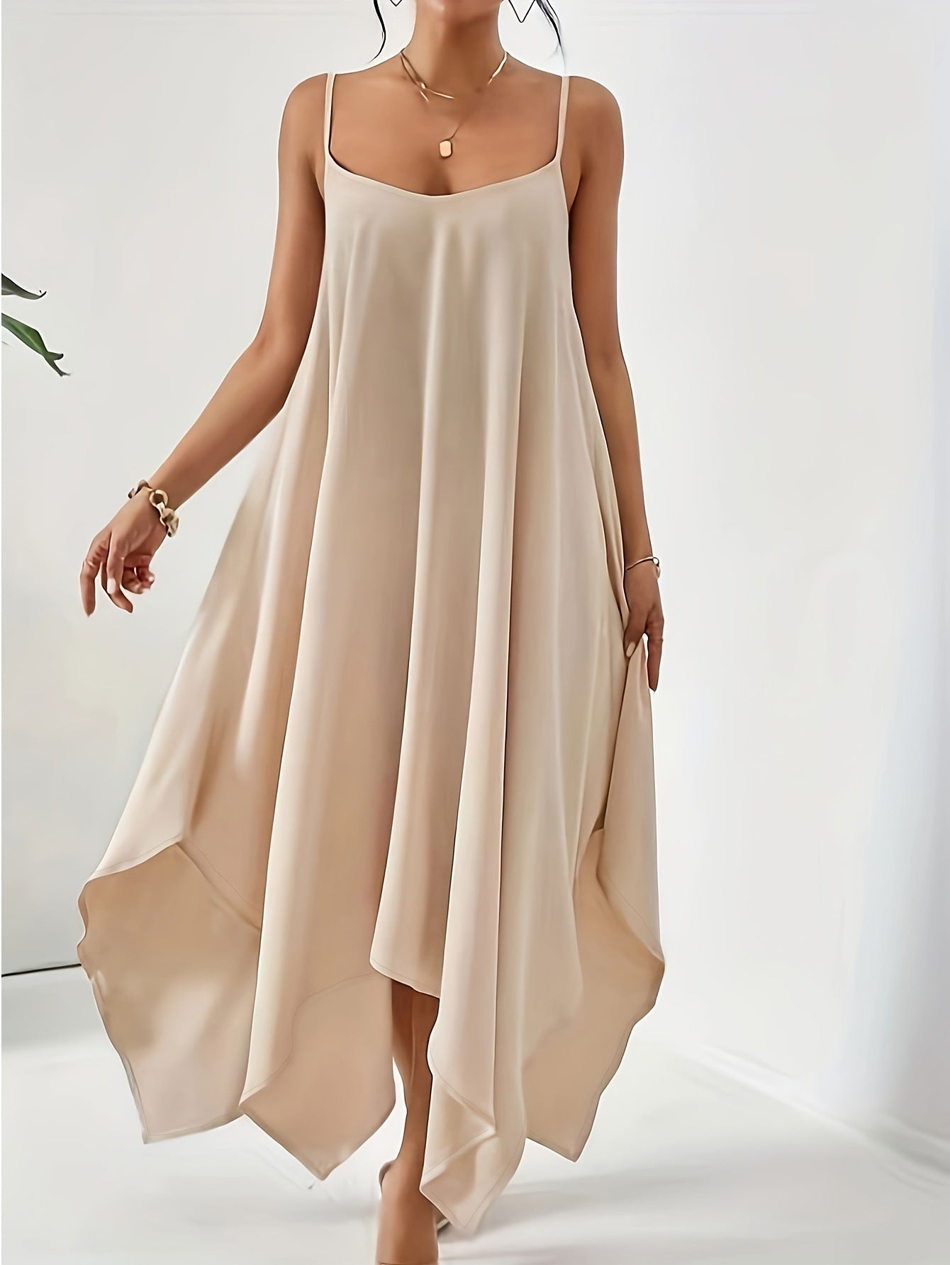 Robe maxi aérienne pour femmes avec ourlet asymétrique et fines bretelles spaghetti Chic und Stil