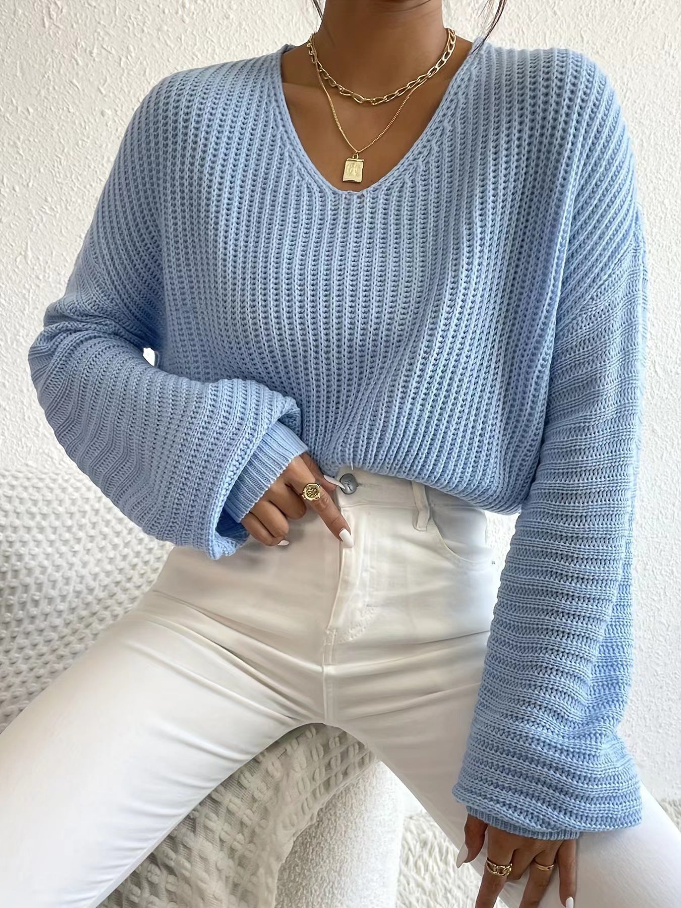 Pull V dames avec des manches larges et un motif tricot structuré Chic und Stil