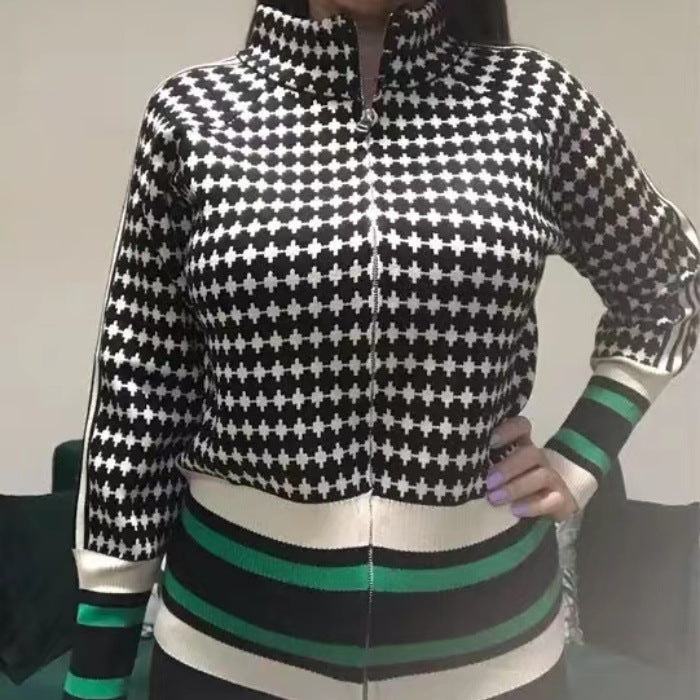 Pull en tricot sportif pour femmes avec col montant et motif graphique Chic und Stil