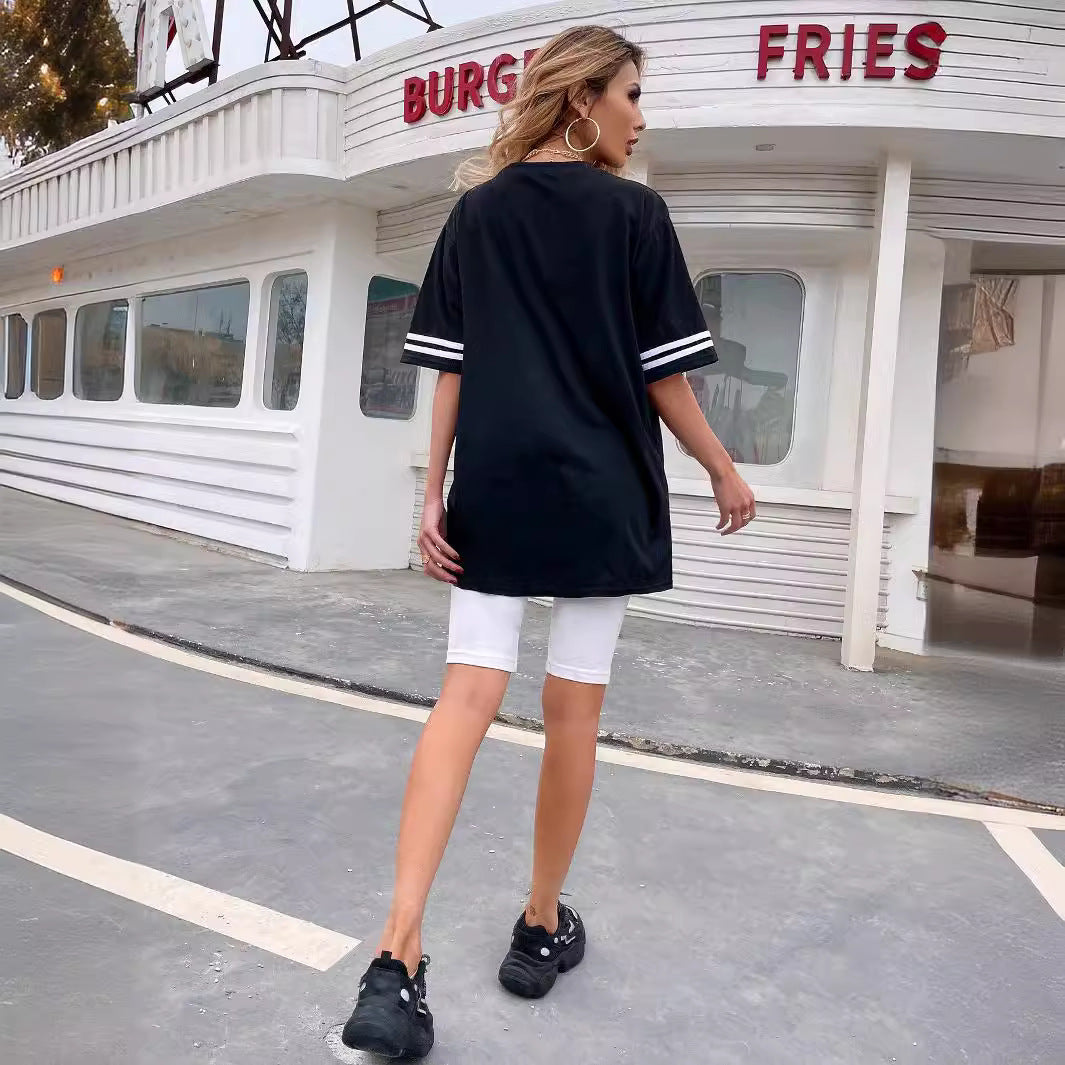 T-shirt oversize pour femmes avec inscription distinctive et accents sportifs Chic und Stil