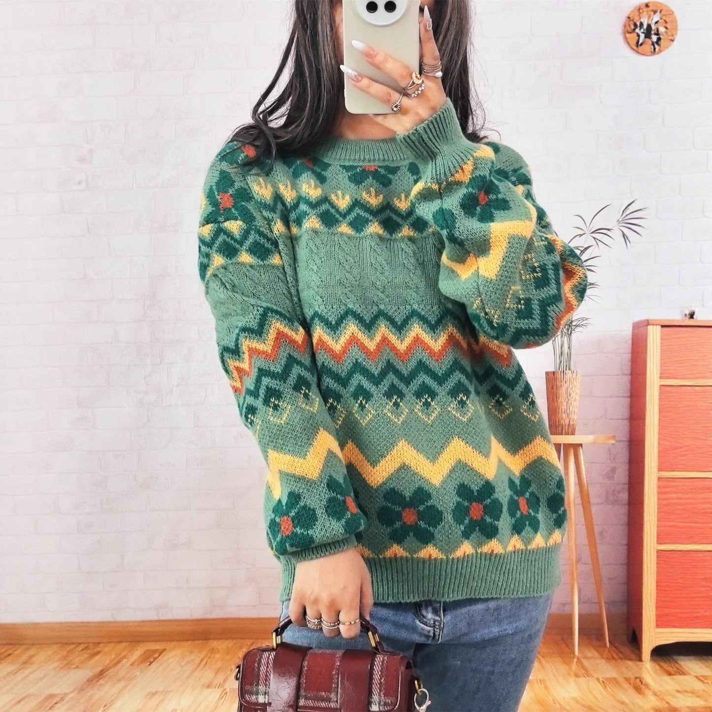 Dames gros tricot pull avec motif zigzag coloré et accents floraux Chic und Stil