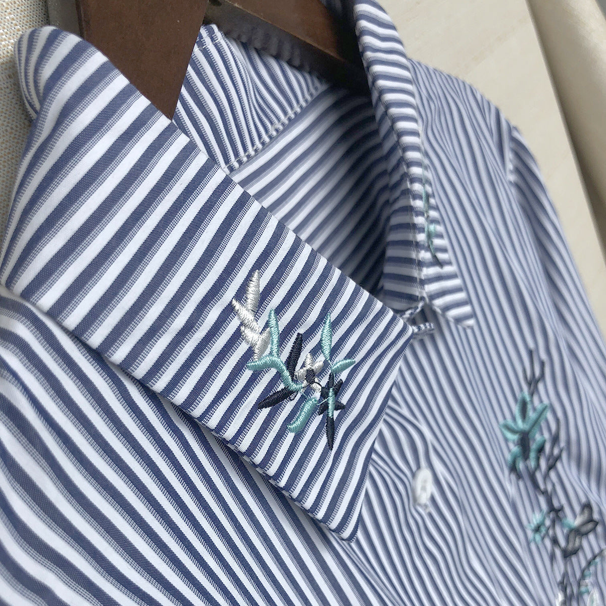 Chemise à boutons à rayures brodée pour femmes Chic und Stil
