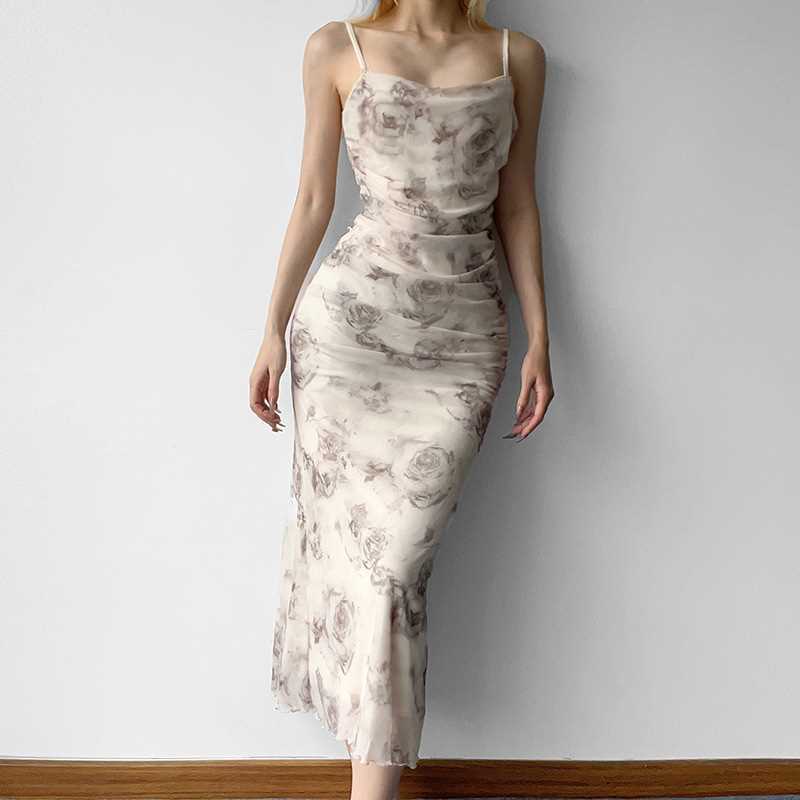 Robe maxi élégante pour femmes avec des détails en volants raffinés et un imprimé floral Chic und Stil