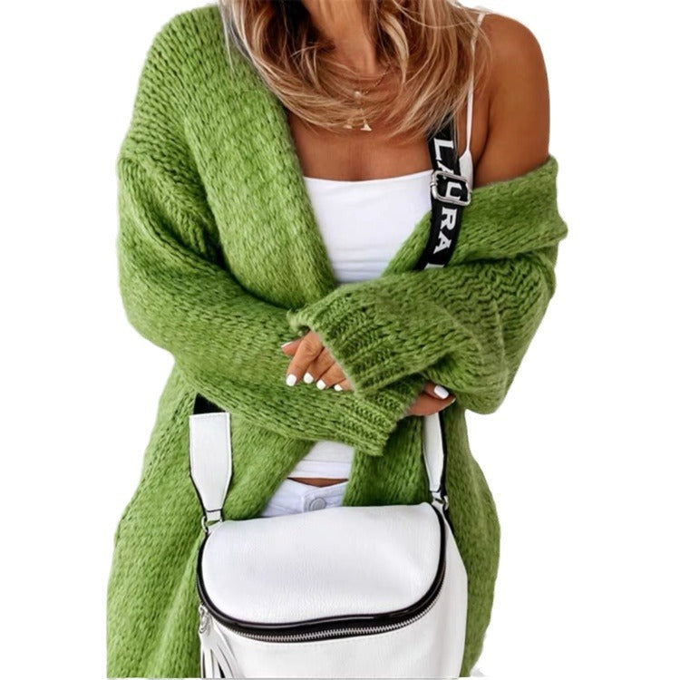 Women's chunky knit cardigan with oversized fit and comfortable details. Chic and stylish.