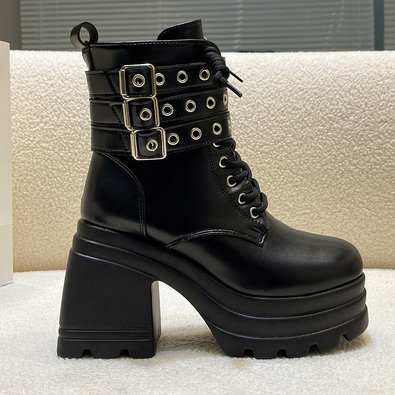 Bottes Chunky pour femmes avec des sangles décoratives et un profil robuste Chic und Stil