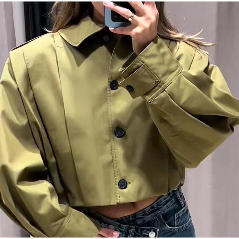 Blouse cintrée féminine à détails de boutons continus Chic und Stil