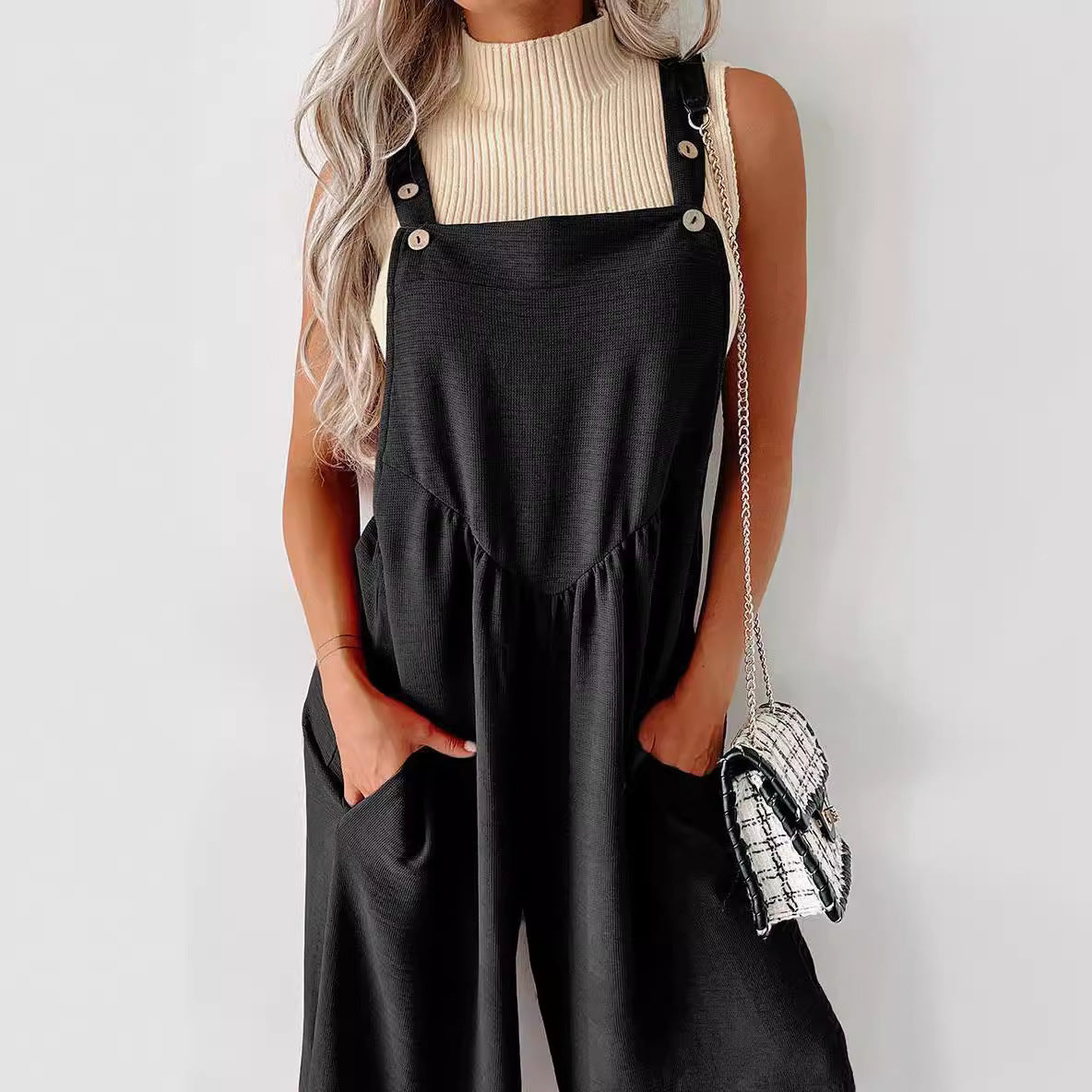 Combinaison décontractée pour femmes avec jambe large et détails de boutons décoratifs Chic und Stil