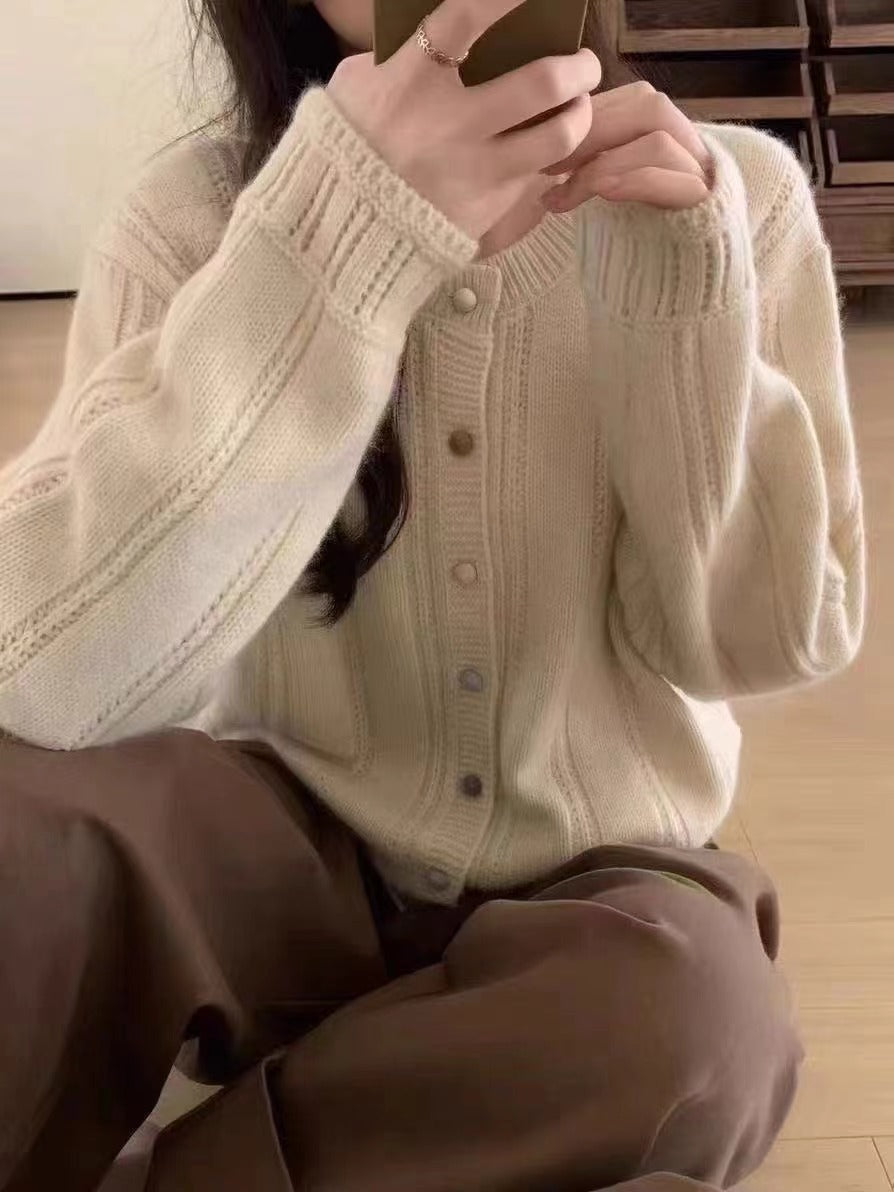 Cardigan en gros tricot pour femmes avec une fermeture à boutons élégante et des manches larges Chic und Stil