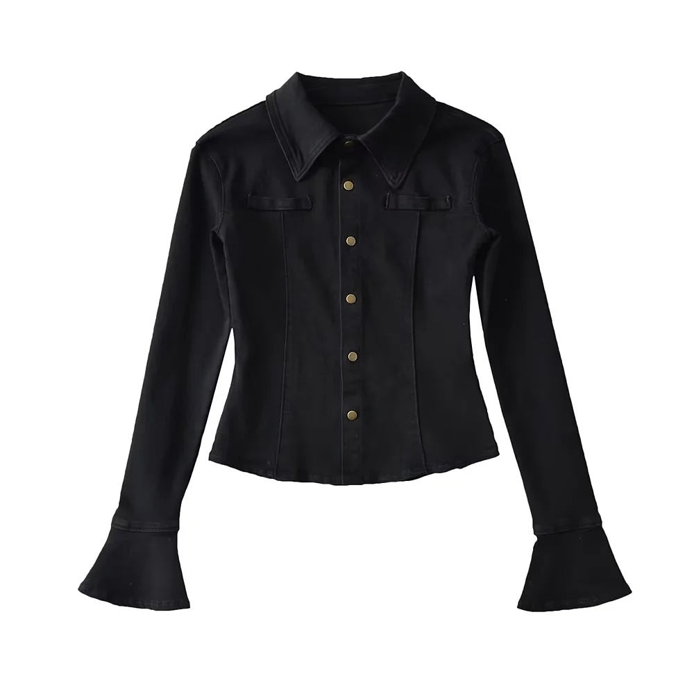 Chemise en jean pour femmes avec des manches à cloche à la mode et des poches plaquées Chic und Stil