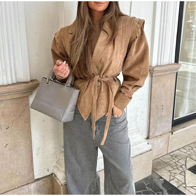 Blazer féminin élégant avec détails d'épaule lissés et ceinture à nouer Chic und Stil