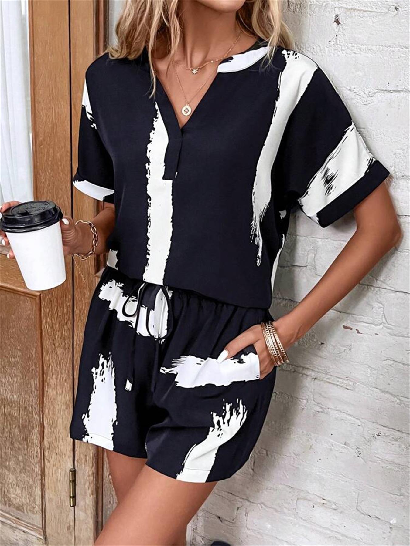 Combinaison courte féminine à la mode avec un haut à motif abstrait et une taille élastique Chic und Stil