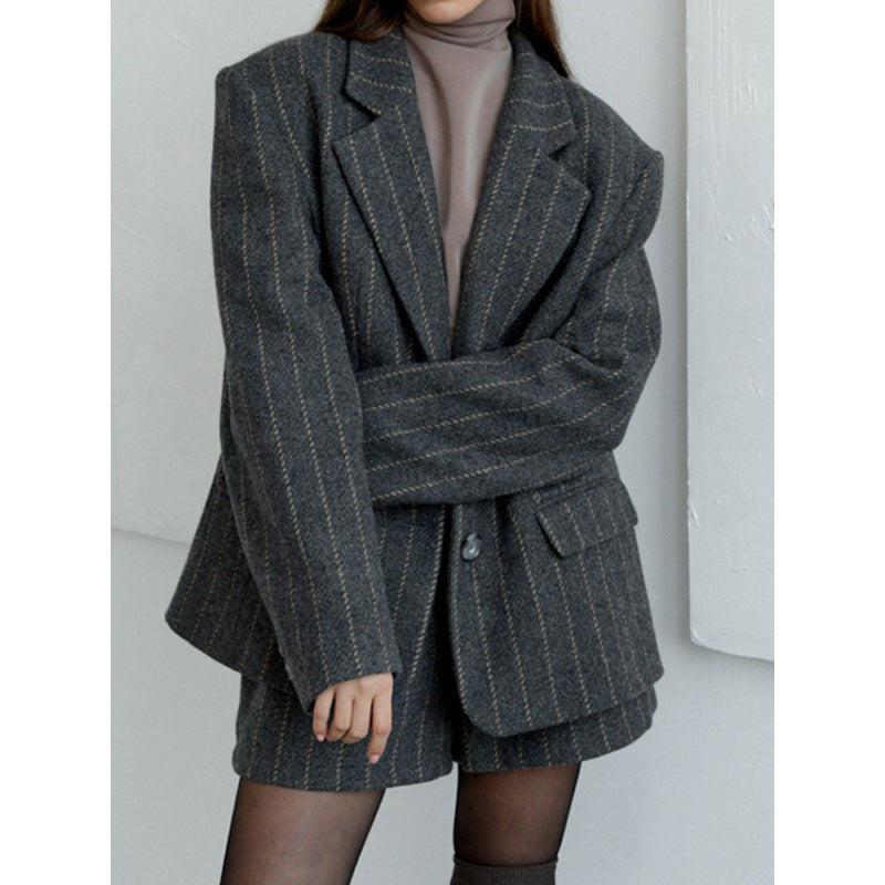 Blazer oversized pour femmes avec de fines rayures et une finition détaillée Chic und Stil