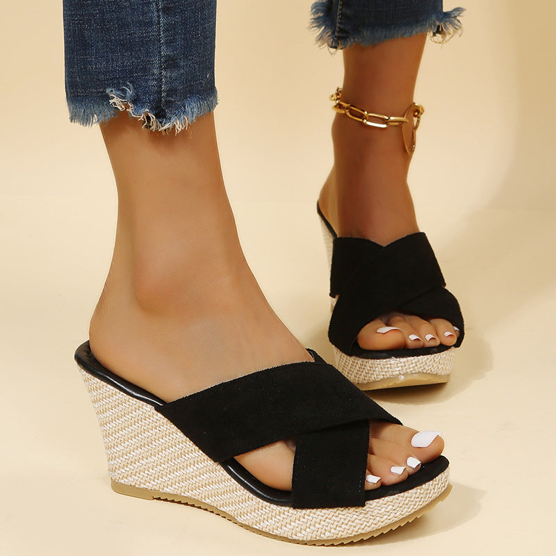 Sandales compensées pour femmes avec une élégante bande croisée et un coussin de pied léger Chic und Stil