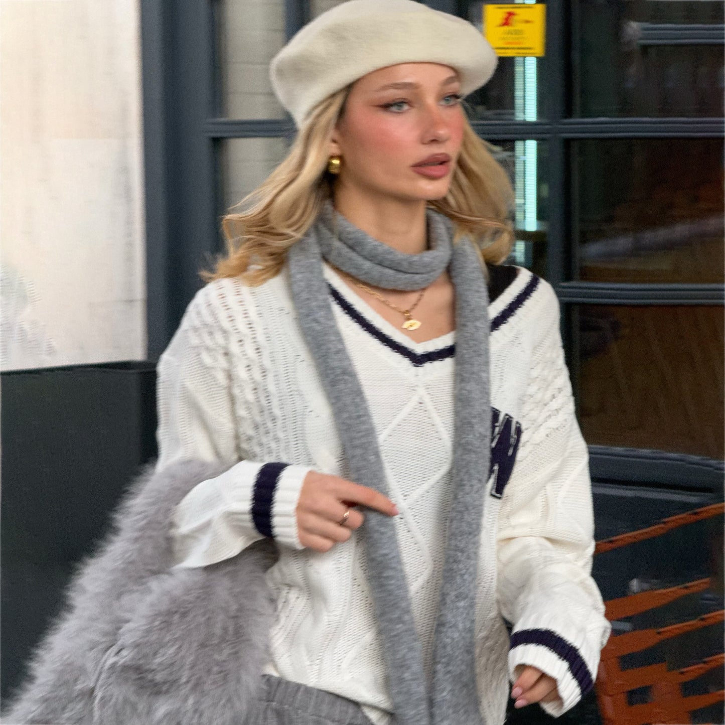 Pull femme avec structure et décolleté en V Chic und Stil