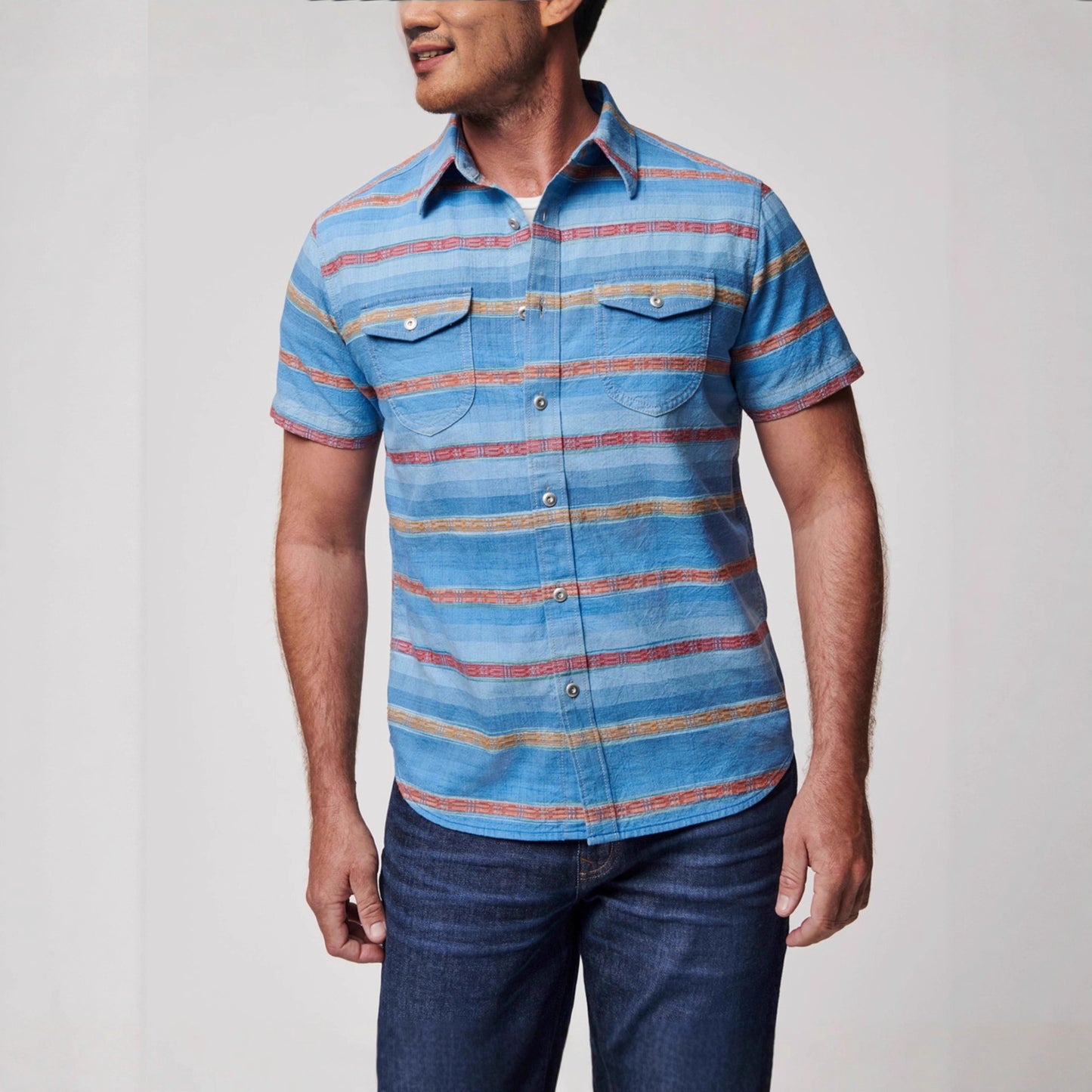 Chemise à manches courtes pour hommes avec des motifs rayés variés et des poches poitrine pratiques Chic und Stil