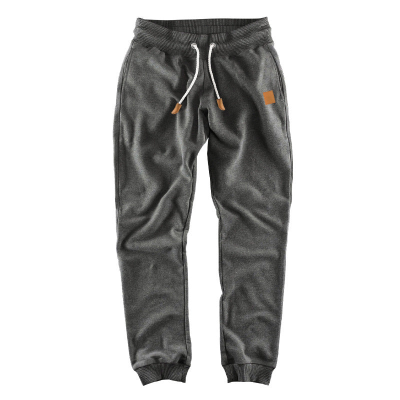 Comfortable jogger pants for men with practical drawstring and trendy details Chic und Stil