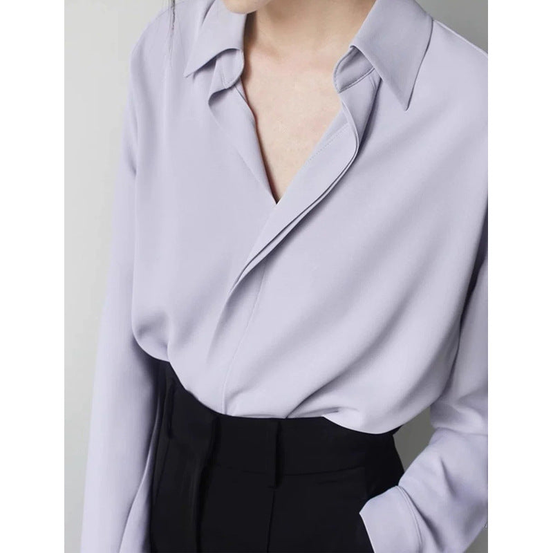 Blouse ajustée pour femmes avec encolure en V et manches évasées subtiles Chic und Stil