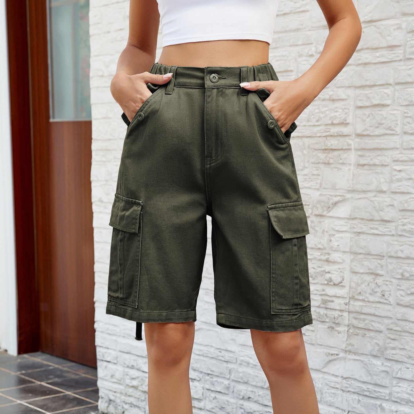 Women's high-waisted cargo shorts with practical side pockets Chic and stylish