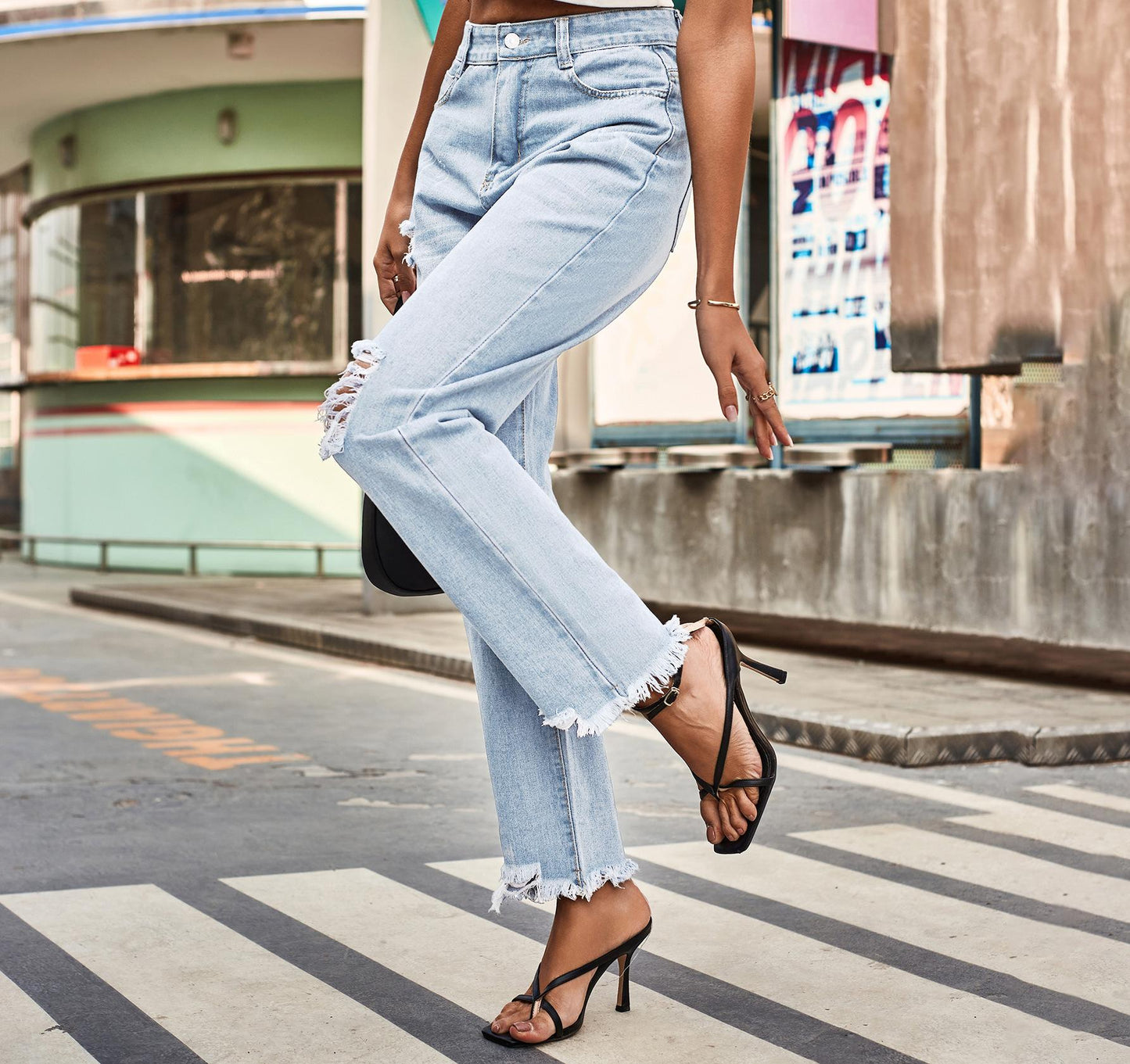 Jeans détruits pour femmes dans une coupe boyfriend moderne avec des détails effilochés Chic und Stil