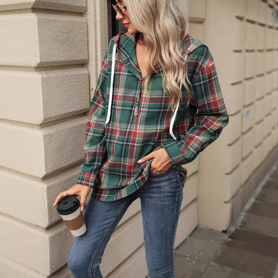 Blouse à capuche à carreaux pour femmes avec des détails pratiques de boutons et une coupe décontractée Chic und Stil