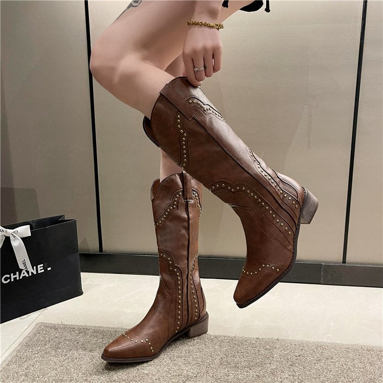 Bottes de cowboy pour dames avec des accents de clous à la mode et un talon bloc confortable Chic und Stil