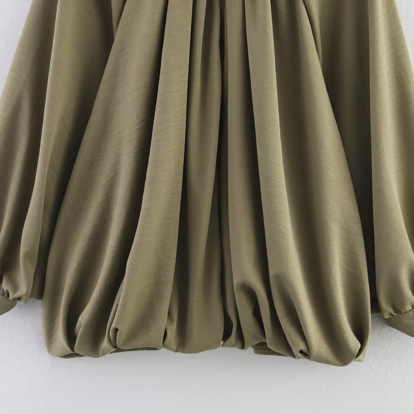 Chemisier oversized pour femmes avec des drapés raffinés et un élégant détail de bouton Chic und Stil