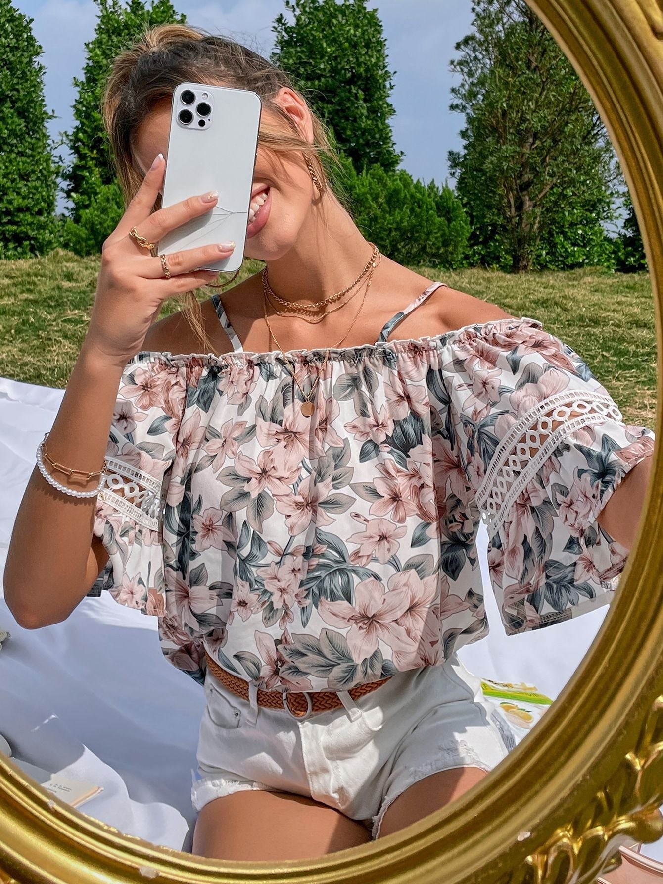 Blouse off-shoulder pour femmes avec des motifs floraux et des manches en dentelle Chic und Stil