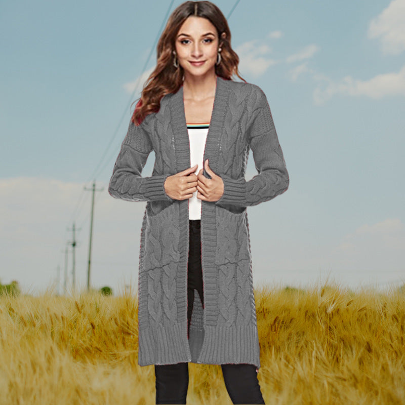 Cardigan en tricot pour femmes avec un motif de tressage moderne et des poches pratiques Chic und Stil