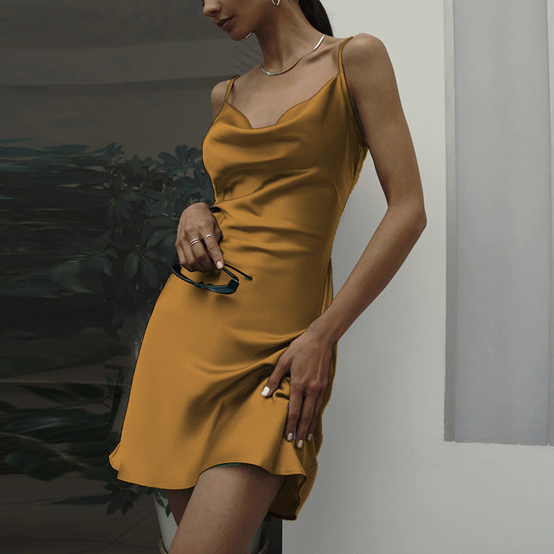 Robe mini sans manches en satin pour dames avec une coupe élégante Chic und Stil