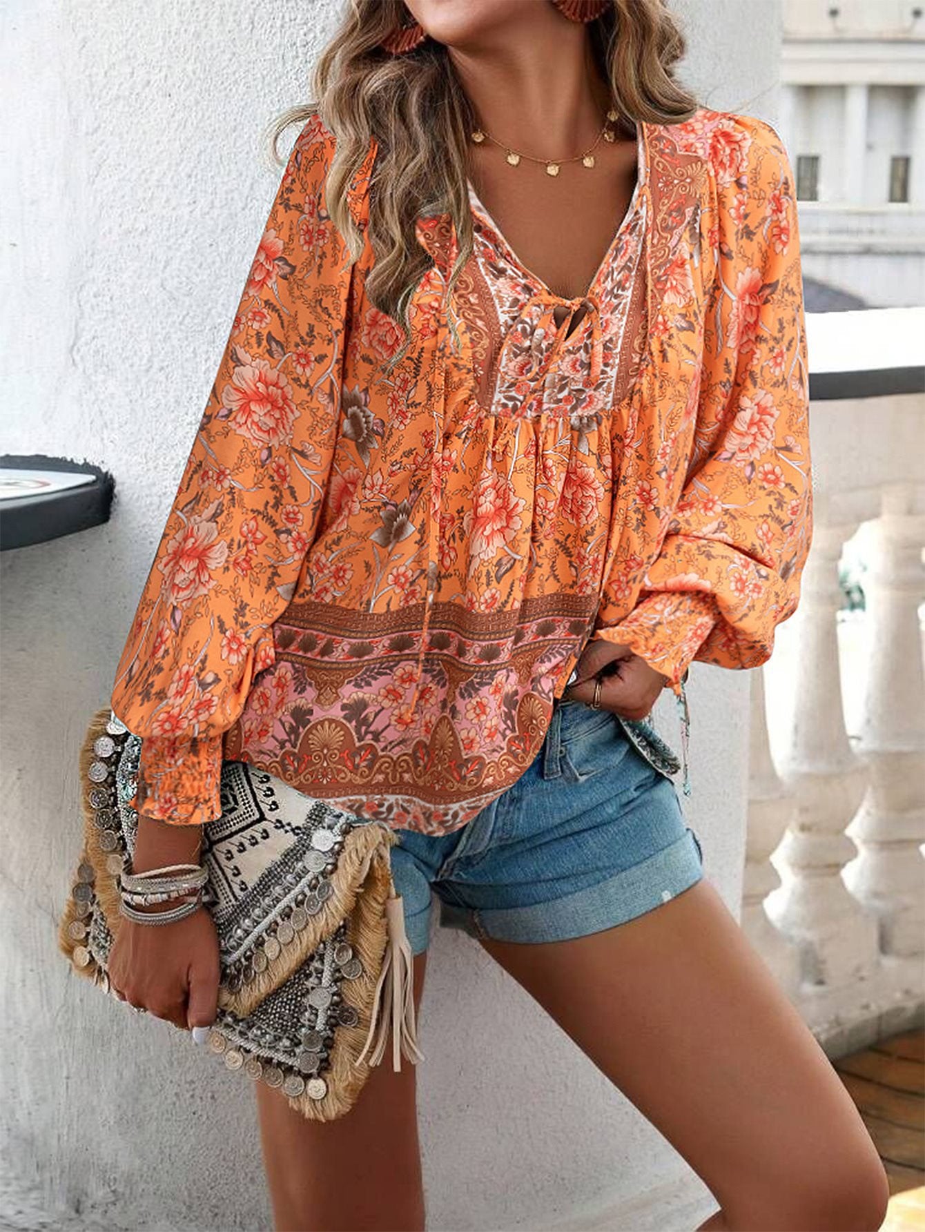 Blouse féminine légère avec un design floral raffiné et une coupe décontractée Chic und Stil