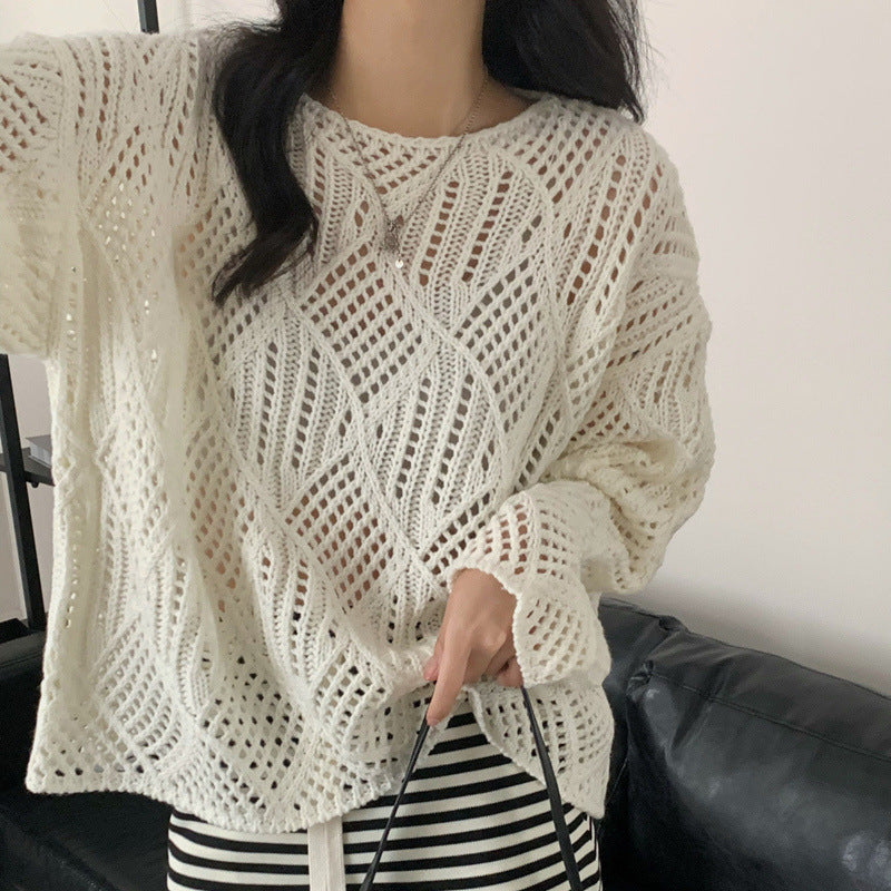 Chunky knit pullover for women with an innovative hole pattern and a relaxed fit Chic and Style
