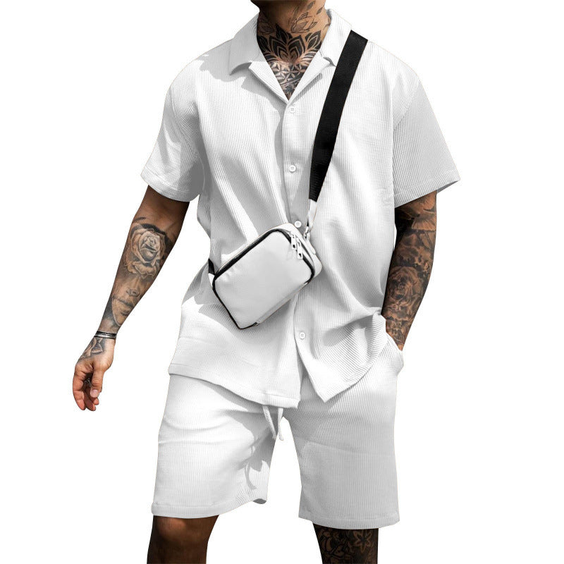 Chemise décontractée à manches courtes pour hommes avec une coupe stylée et un short assorti Chic und Stil