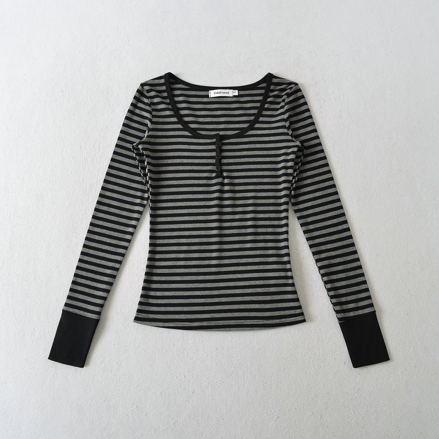 Chemise à manches longues pour femmes avec motif rayé à la mode et détails de boutons Chic und Stil