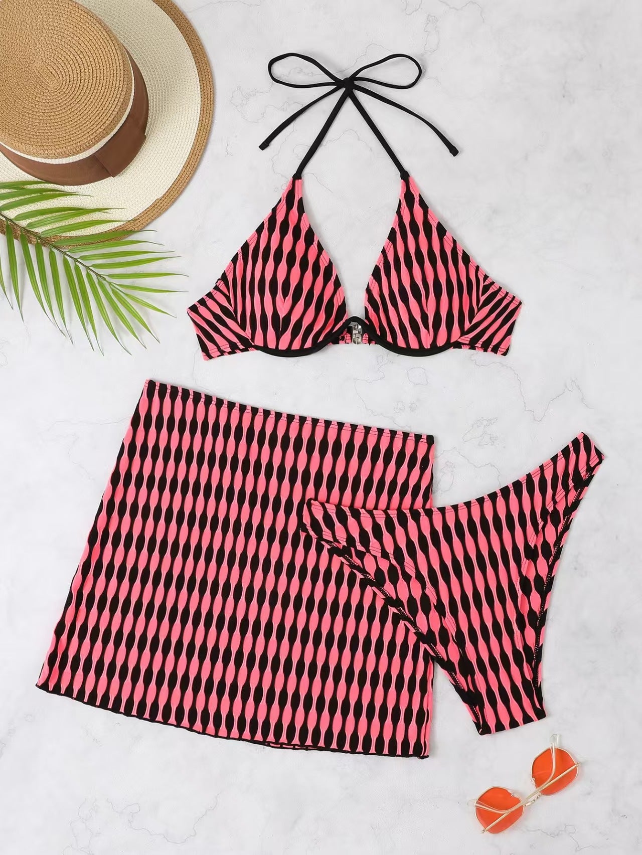 Bikini triangle pour femmes avec une jupe tendance et un motif accrocheur Chic und Stil
