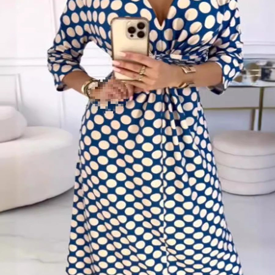 Robe maxi pour femmes avec un motif à pois moderne et une élégante apparence croisée Chic und Stil
