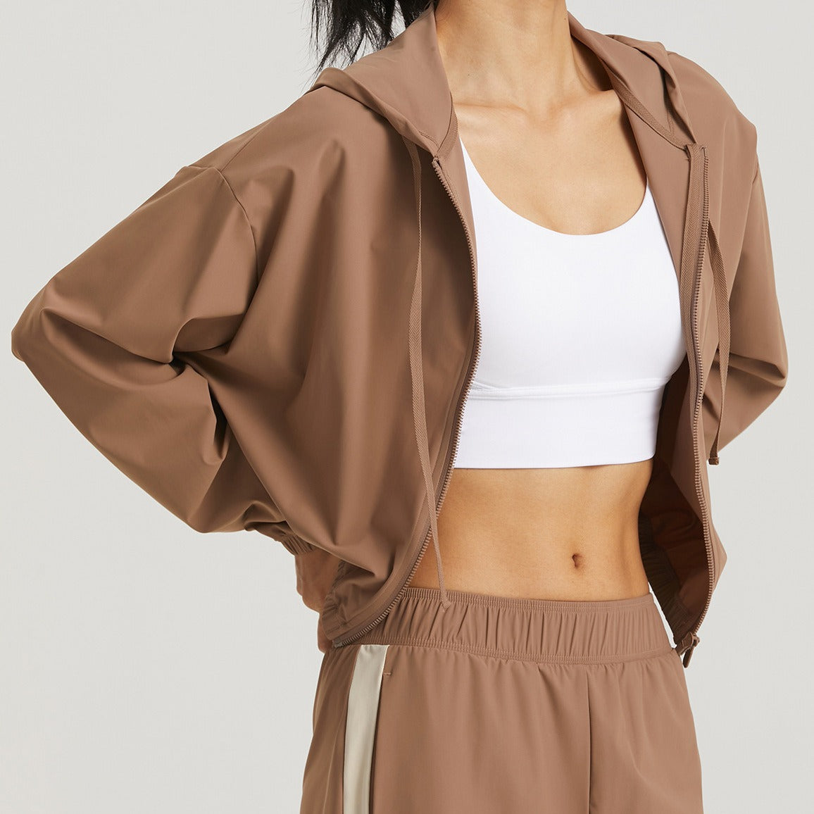 Veste à capuche sportive pour femmes avec coupe généreuse et combinaison de matériaux respirants Chic und Stil