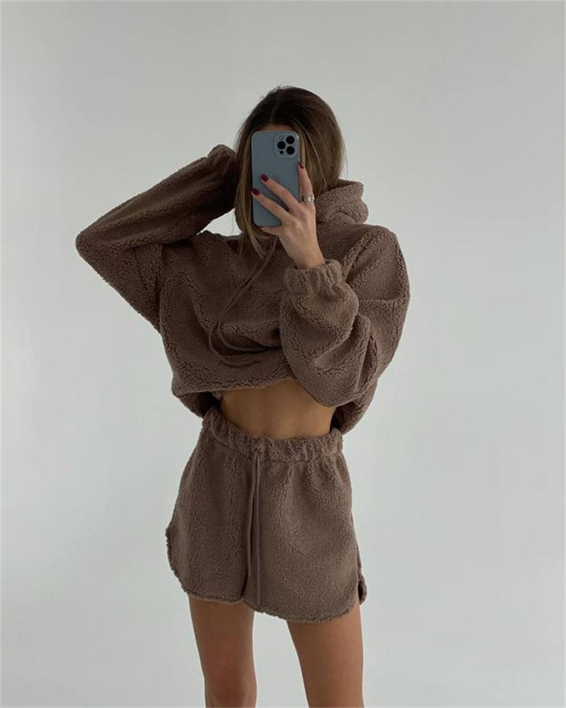 Women's comfortable fleece hoodie and shorts set Chic und Stil