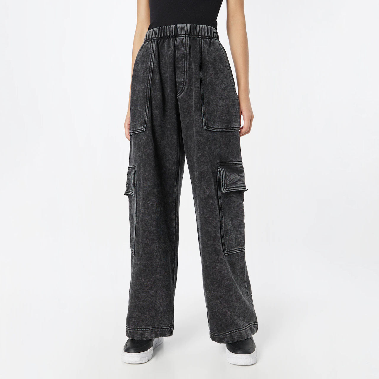 Wide cargo pants for ladies with practical pockets Chic and Style