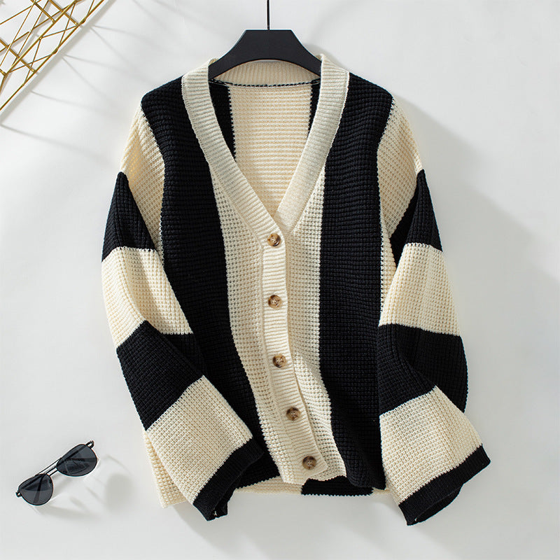 Dame cardigan avec un motif gaufré unique et des détails de bouton tendance Chic und Stil
