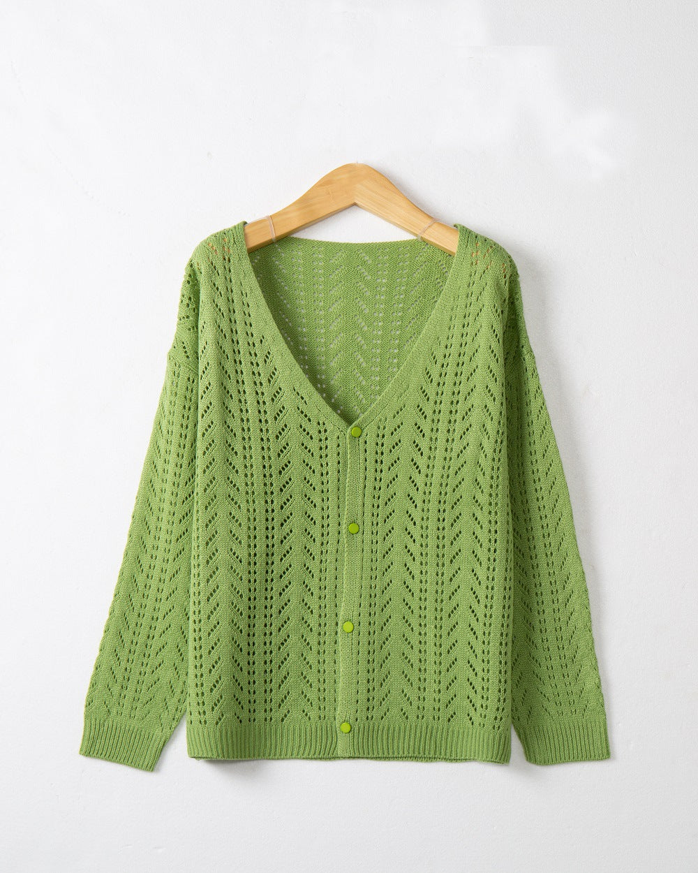 Cardigan tricot féminin avec motif ajouré aérien et décolleté en V Chic und Stil