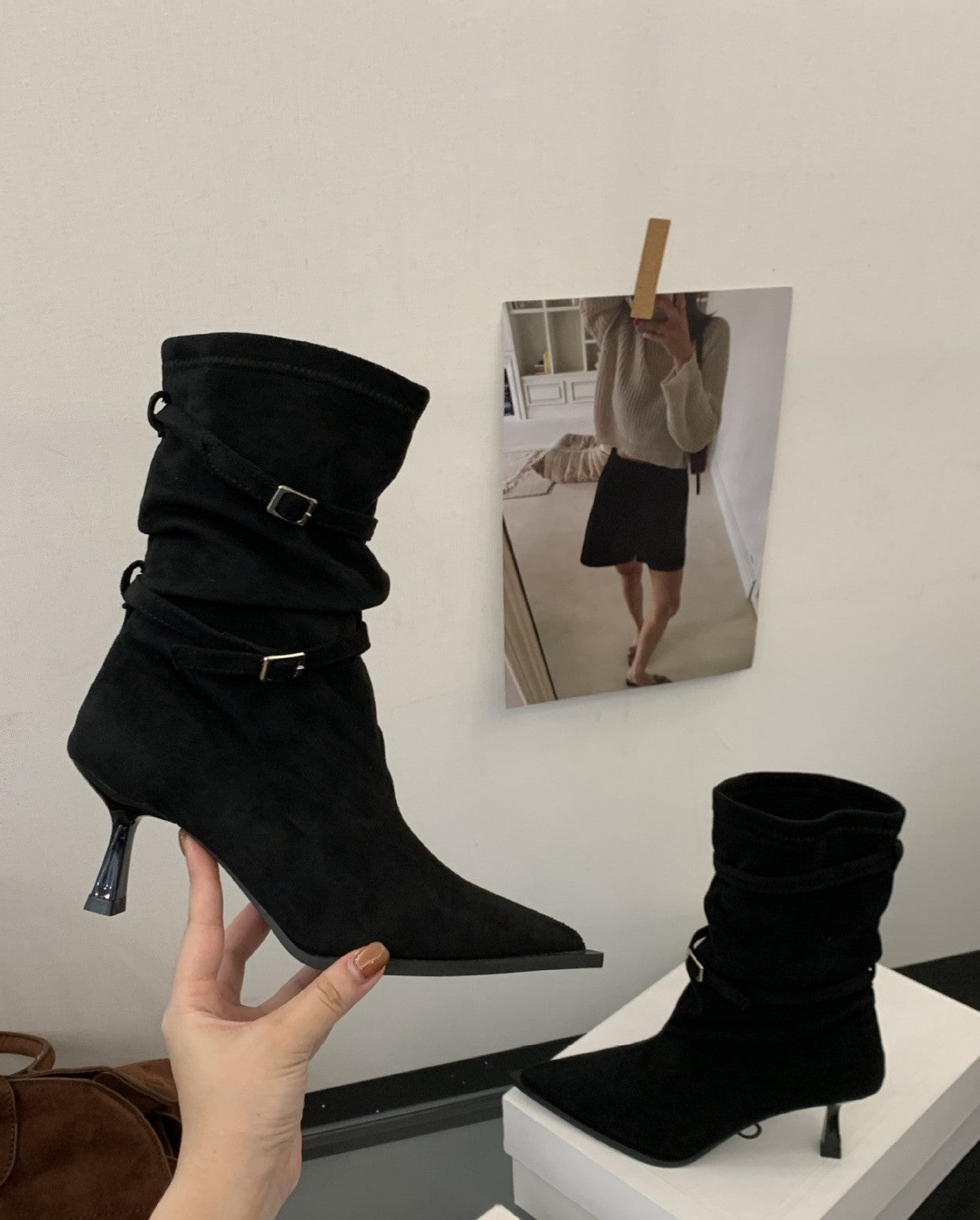 Bottines élégantes pour femmes en doux daim avec un design plissé chic et un petit talon Chic und Stil