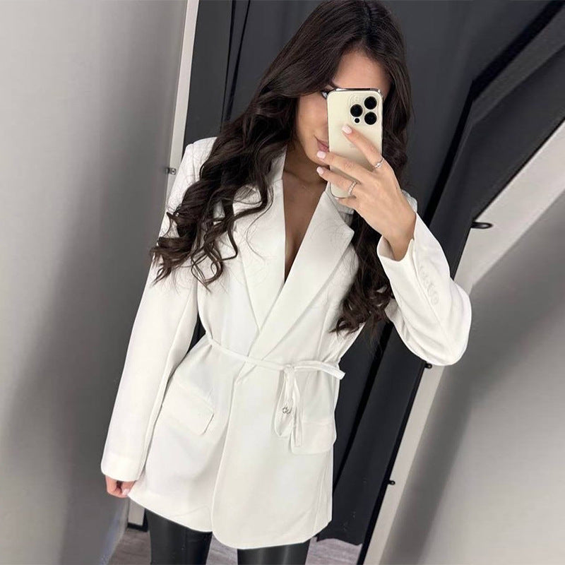 Blazer féminin à la mode avec ceinture ajustable Chic und Stil