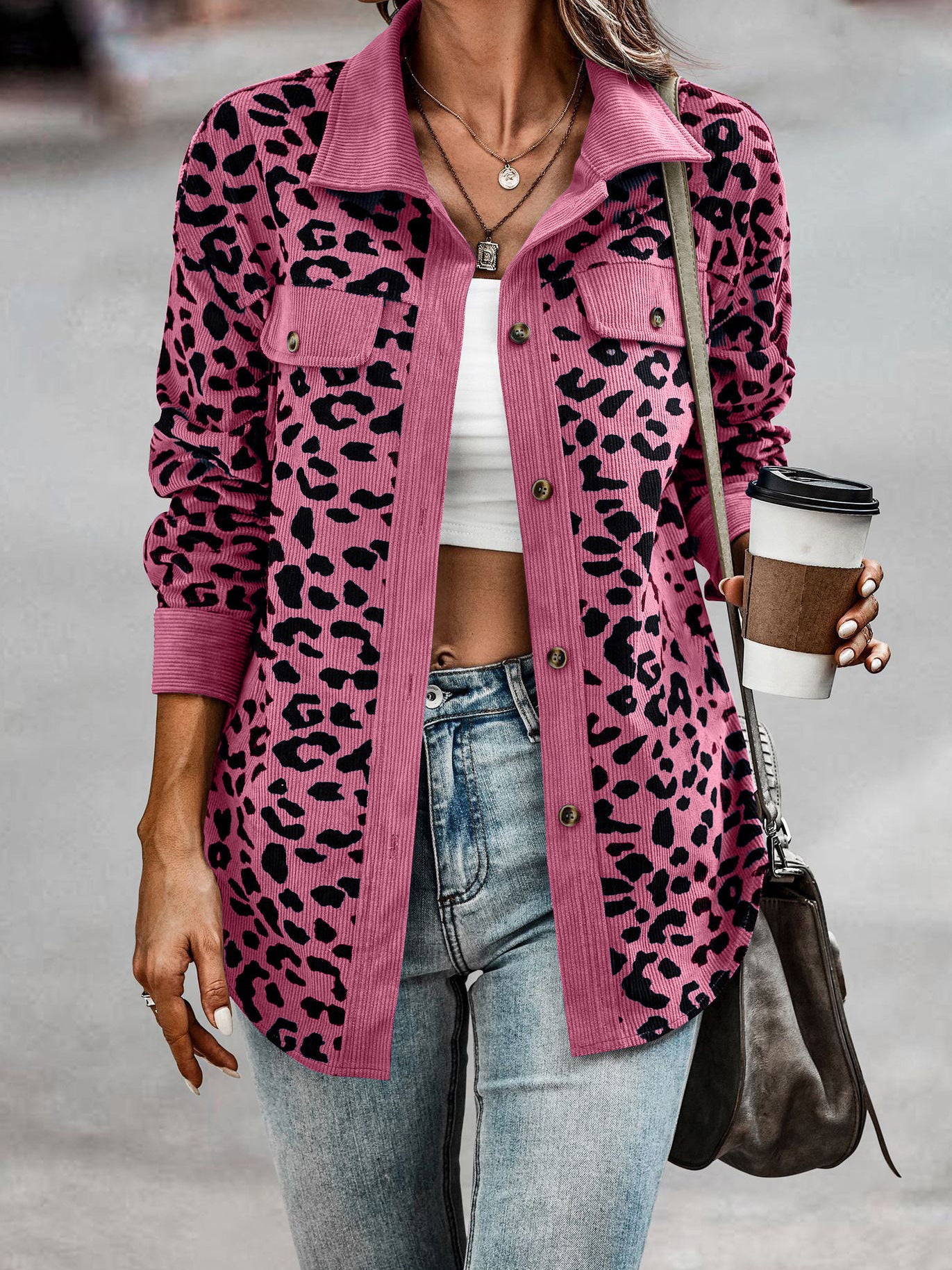 Veste de loisirs pour femmes avec un motif léopard texturé et des poches pratiques Chic und Stil