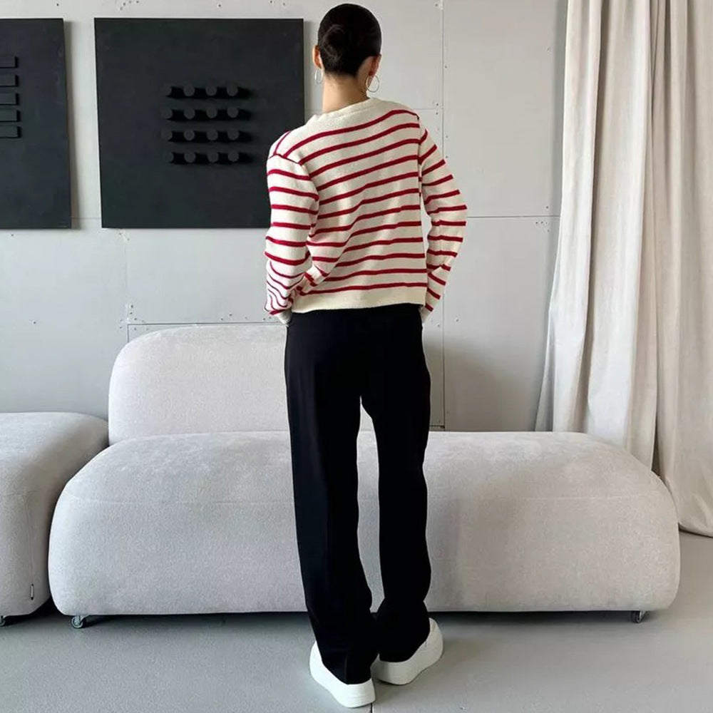 Cardigan rayé féminin à la mode avec des détails de boutons et un matériau doux Chic und Stil